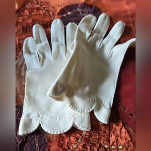 Vintage Elegant Cream Scalloped Gloves